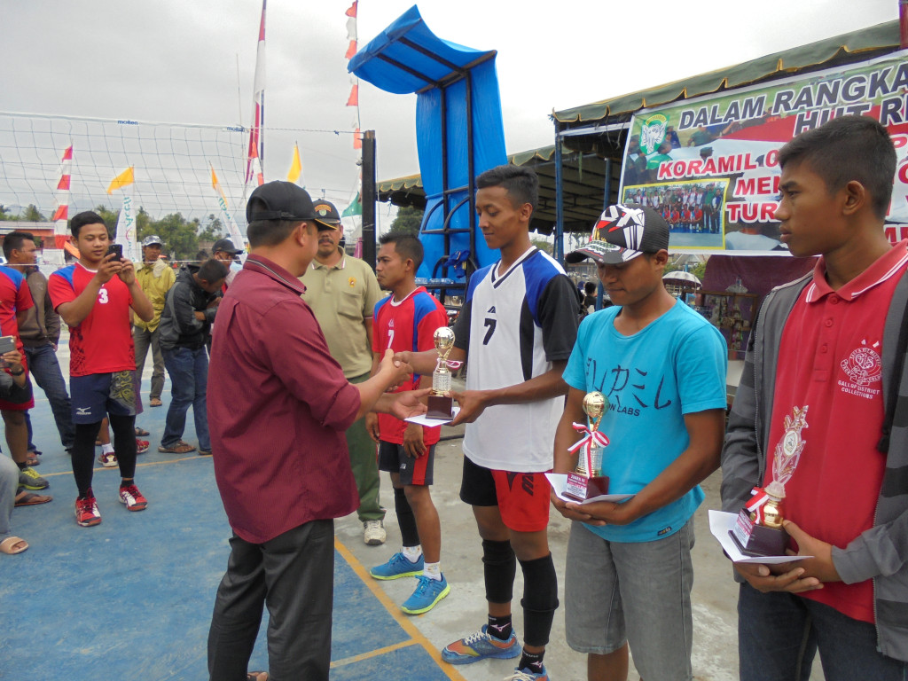Penyerahan Trophy kepada pemuda Kampung Lampahan mendapat peringkat tiga karangtaruna bola voli 2017